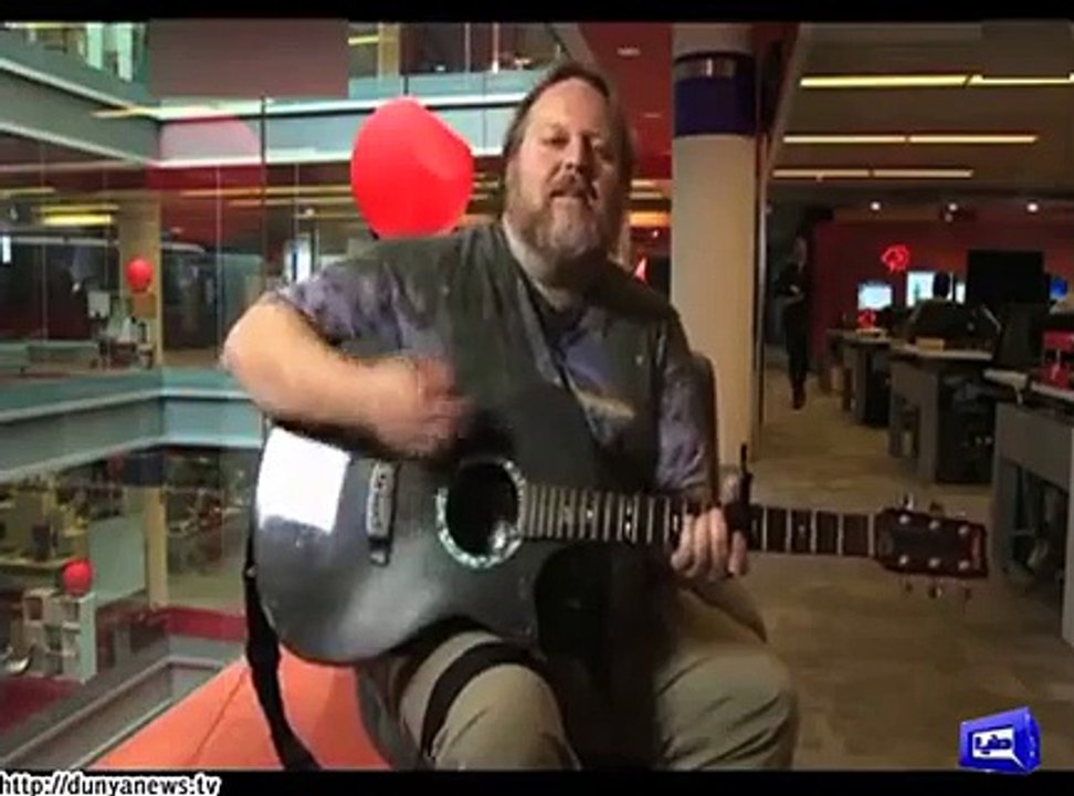 Foreigner singing 'Dil Dil Pakistan'.
