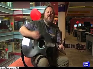 Foreigner singing 'Dil Dil Pakistan'.