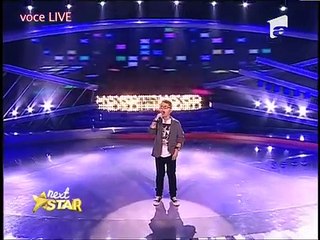 Avec sa sublime voix il parvient à faire pleurer les gens qui l'écoutaient