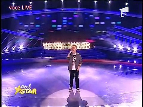 Avec sa sublime voix il parvient à faire pleurer les gens qui l'écoutaient