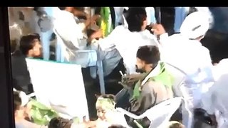 PMLN supporters  jalsey mein chars peety howy - ViralVideos