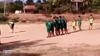 But de fou  talonnade sur coup franc