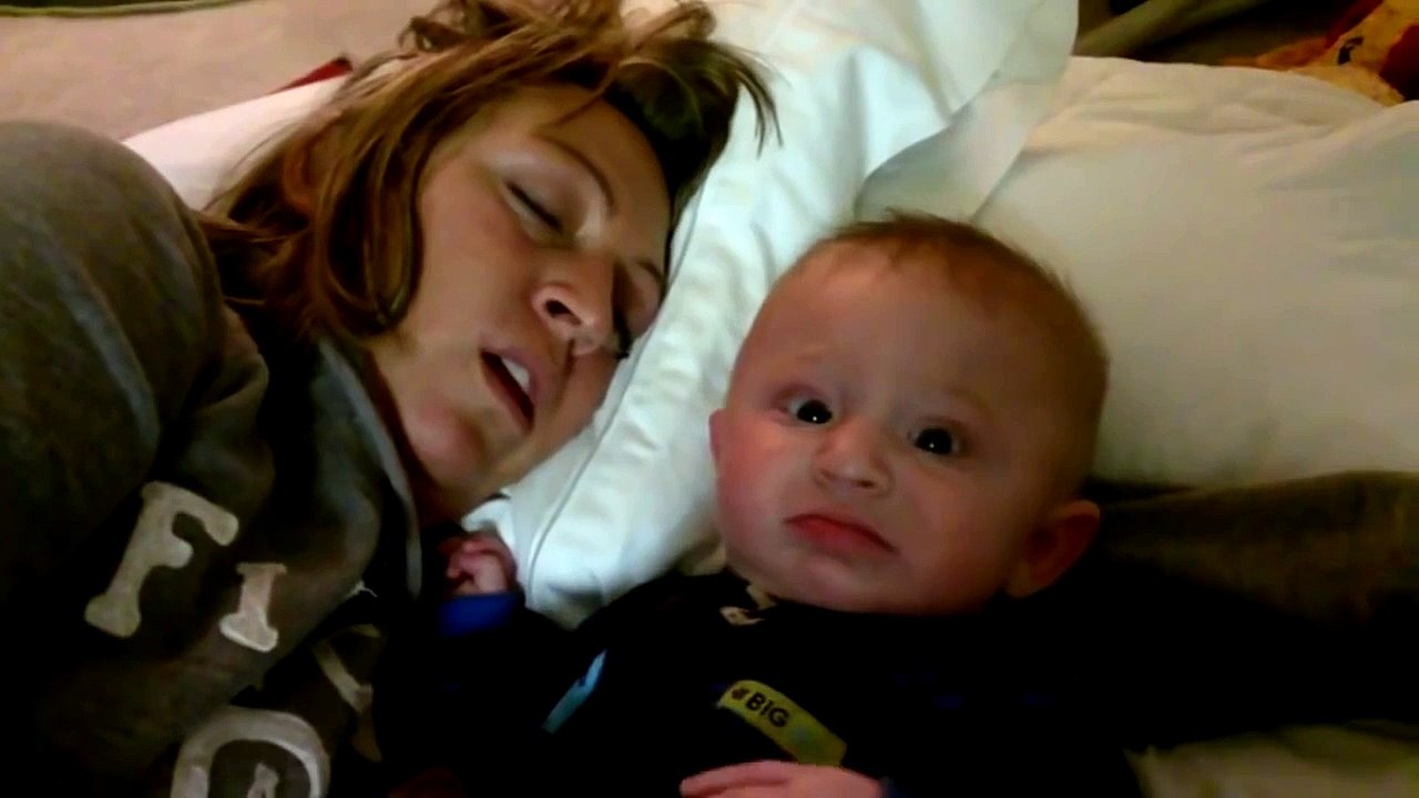 Bebe Se Asusta De Su Propio Pedo!! BUENISIMO! ★ Bebe Divertido Bebe Chistoso Bebe Risa Beb (1)