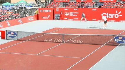 El divertido abrazo entre Karlovic y Sela  Karlovic and Selas funny hug