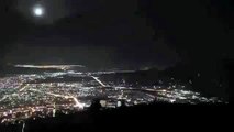 Los fuegos artificiales de año nuevo vistos desde una colina FaceLOCO.com