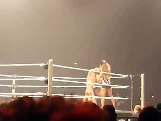 Wwe The Hot Kelly Kelly vs Divas Champion Beth Phoenix-T3wq_g4gCk0
