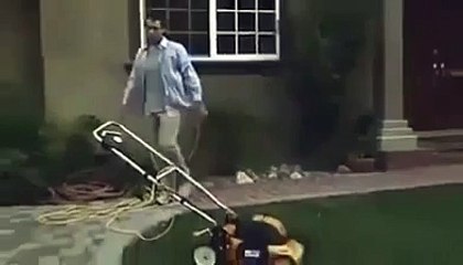 gag fail jardinage : le mec qui veut passer la tondeuse va avoir une surprise