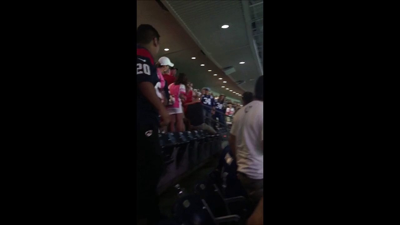 Baston entre 2 fans de NFL qui vont se jeter dans les escaliers du stade - Houston Texans