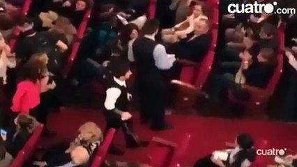 Lionel Messi se olvida de Hacienda disfrutando la tarde en el teatro - HD