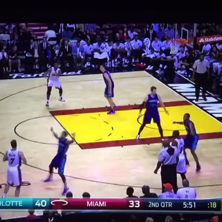 Tremenda asistencia de Chris Bosh de espaldas y entre las piernas para Dwyane Wade