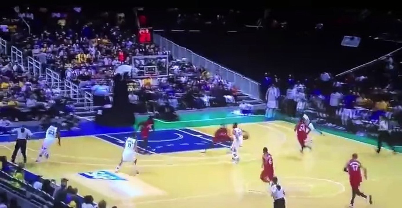 Stephen Curry celebra un triple antes de que entre. SOBRADOOOO