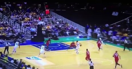 Stephen Curry celebra un triple antes de que entre. SOBRADOOOO