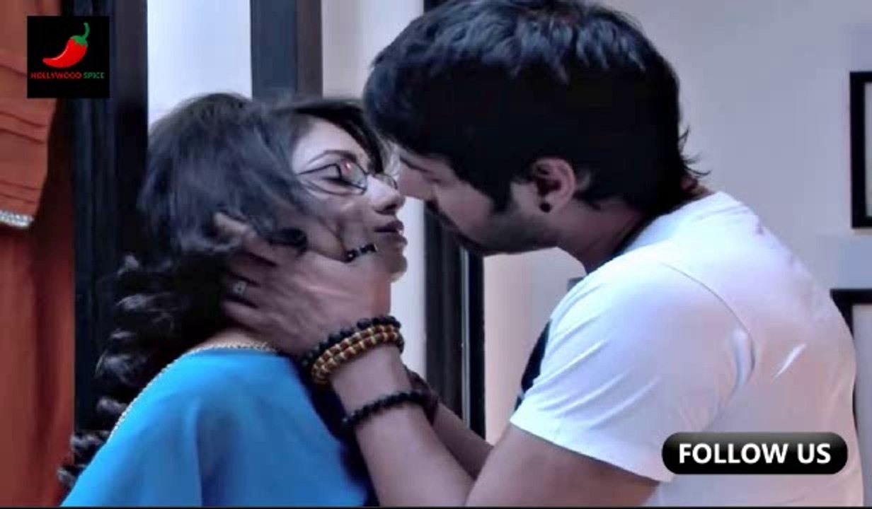 Kumkum Bhagya Abhi Try To Kiss Pragya in Upcoming Episode 11th October 2015