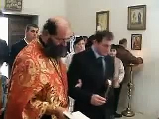 Священик бьет жениха по голове!