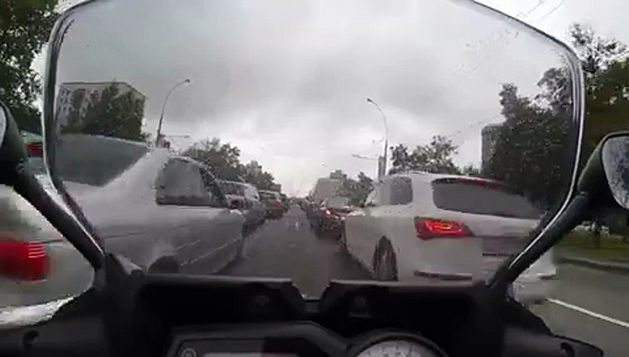 Motard qui roule trop vite en interfile