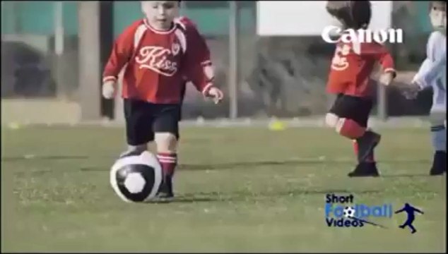 Des gamins jouent au foot comme des vrais pro!