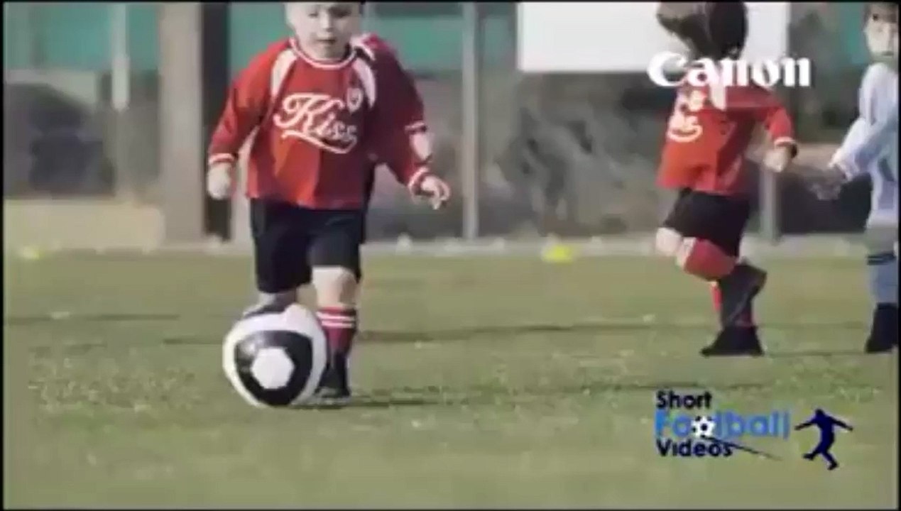 Des gamins jouent au foot comme des vrais pro!