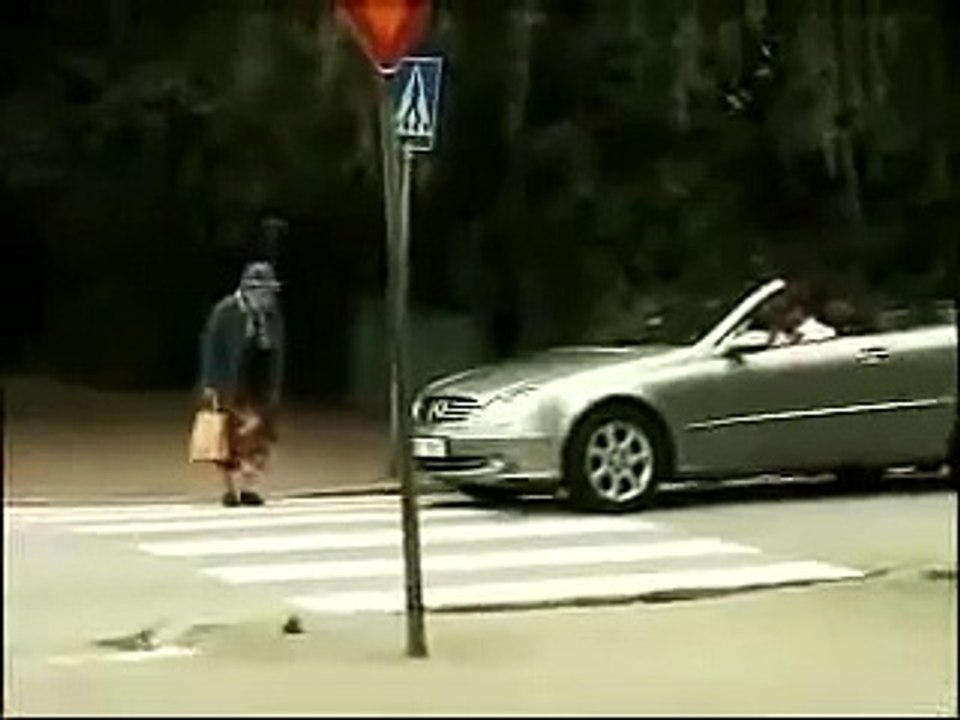 Kur goditja e të moshuarës hap qesen me ajër (Airbag) në veturë