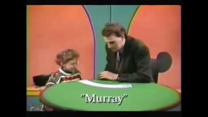 A criança a interrompe no meio do programa de tv para revelar uma quarta carta escondida!