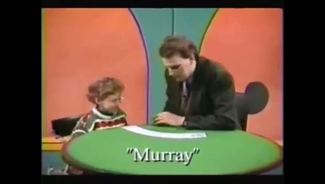 A criança a interrompe no meio do programa de tv para revelar uma quarta carta escondida!