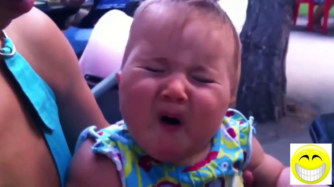 Videos de risa de bebes Prueban limón por primera vez