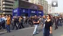 Miles de turcos salen a la calle para rendir homenaje a las víctimas del peor atentado en la historia de Turquía