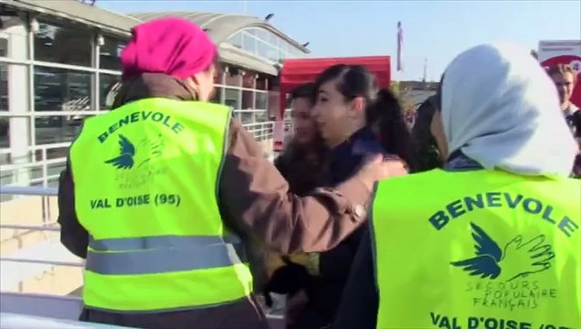 Des réfugiés découvrent Paris en bateau-mouche