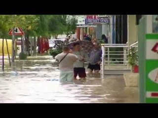 Rëndohet situata nga përmbytjet shënohet viktima e parë në Vlorë