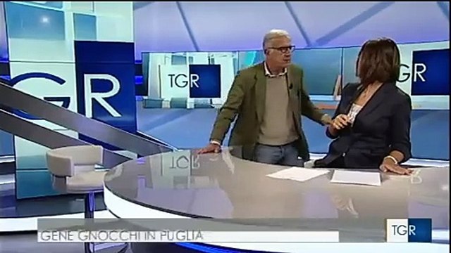 Gene Gnocchi embrasse de force une présentatrice en direct à la télé