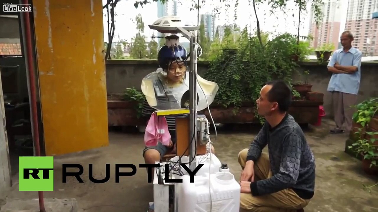 Un Chinois invente la machine à laver les cheveux