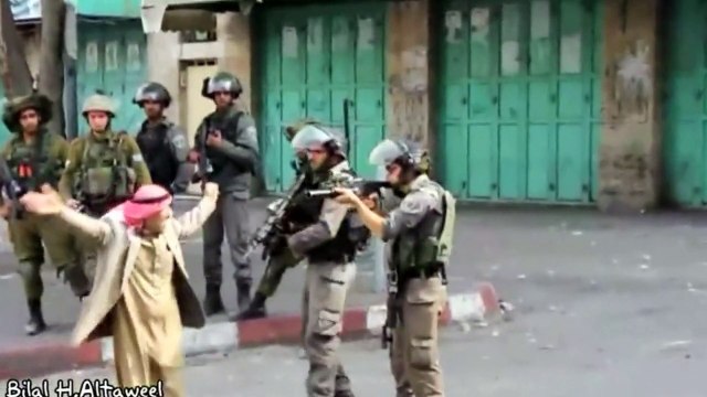 Elderly Palestinian man confronts Israeli soldiers