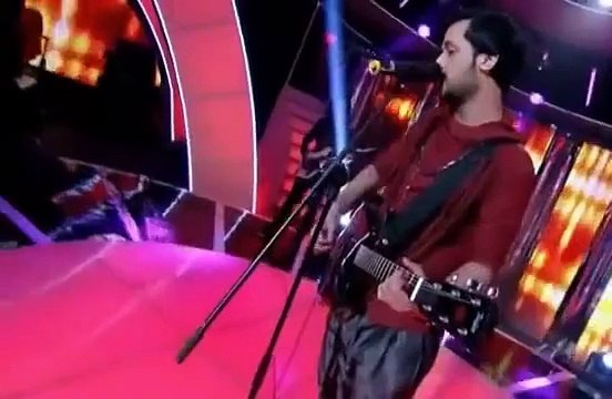 Girl kissing and Hugging Atif Aslam in India