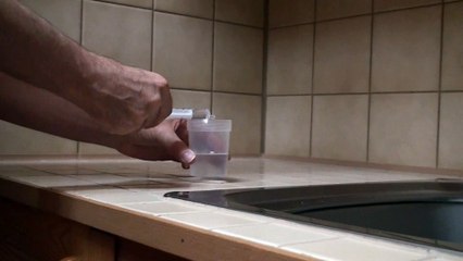 Jak podać kotu parafinę przy pomocy strzykawki