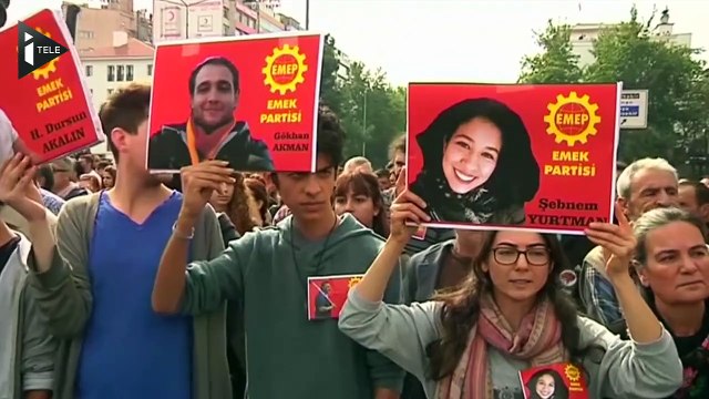 Entre deuil et colère, les Turcs dans la rue au lendemain de l'attentat d'Ankara