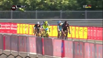 Une course cycliste sur une piste de formule 1