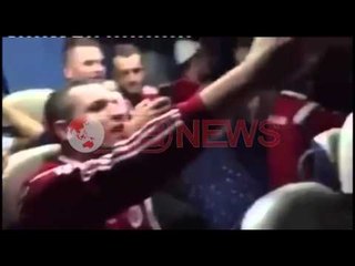 Kombëtarja duke festuar kualifikimin në autobus - Ora News- Lajmi i fundit-