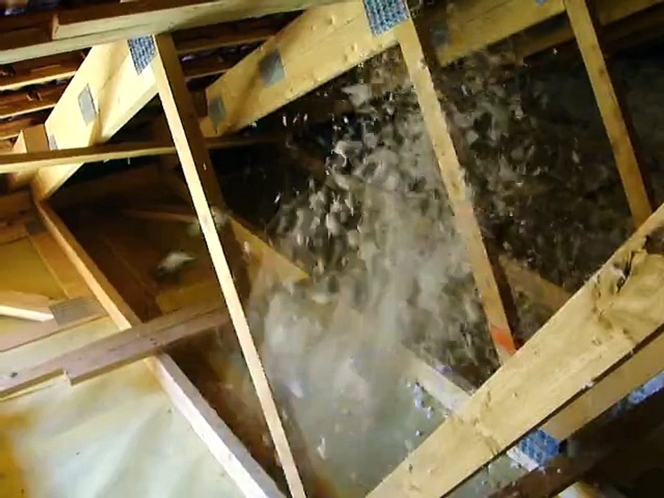 Soufflage laine de verre dans combles perdus Gîte de Galance