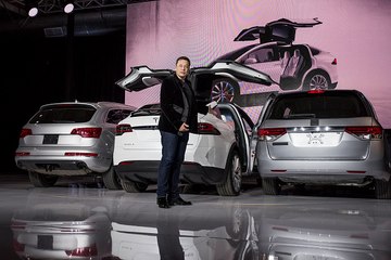 Elon Musk: Tesla software 7, with autopilot, coming on Thursday