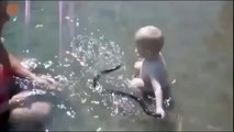 Bebeğin su yılanı ile savaşı çok komik video izle,video seyret