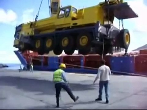 Многотонный кран сорвался с тросов!