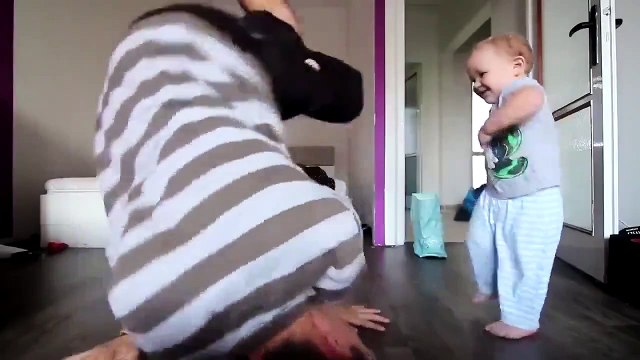 Папа танцует с сыном!