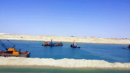 مشهد للقطاع الاوسط بقناة السويس الجديدة واعمال التكريك بها أبريل 2015