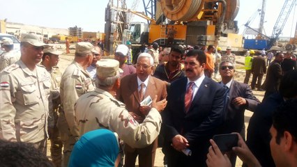 وزير الرى يتابع اعمال الحفر والتكريك وعبور مياه النيل اسفل قناة السويس أبريل 2015
