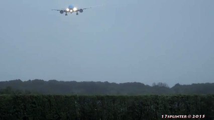 Il vento è fortissimo, l'aereo sbanda paurosamente: il pilota compie un vero miracolo!