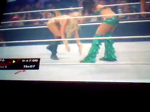 kelly kelly retains divas title at money in the bank 2011-NSpYVIKDPNo