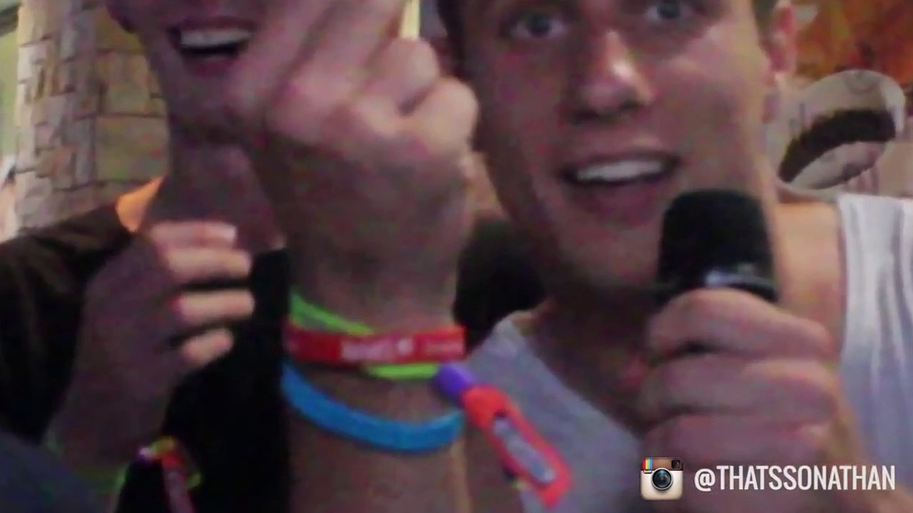 Kissing Prank SEX, BOOBS, ASS & Kissing DRUNK Girls Kissing Strangers Schoolies Interview