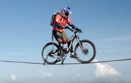 Yerden 60 Feet Yüksekte Bisiklet Sürmek
