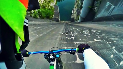 Frensiz Yokuş İnen Bisikletçi Suya Gömüldü