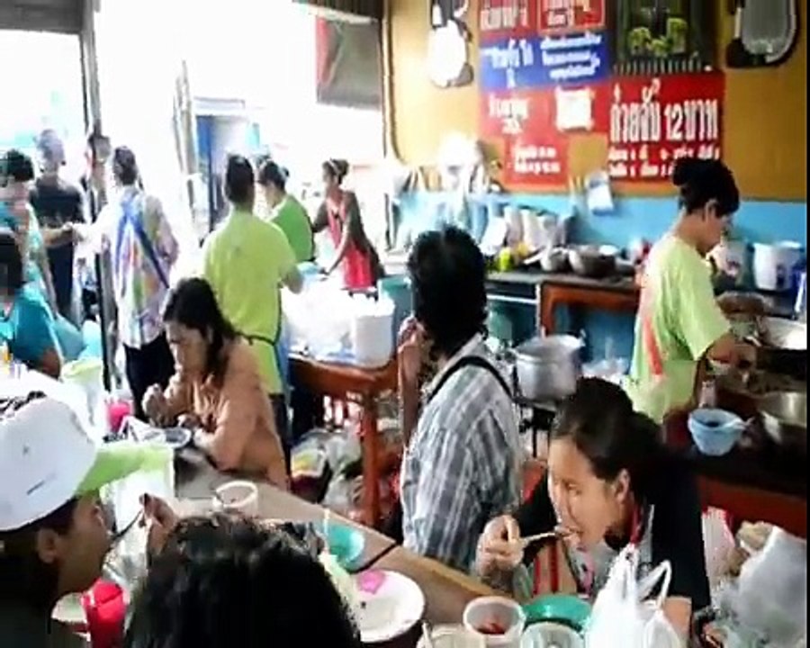 Tayland'da İçinden Tren Geçen Pazar Yeri