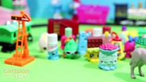 Shopkins Train 32 Shopkins Characters Opening a Kinder Surprise Egg